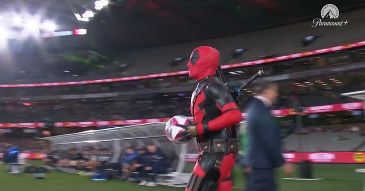 VÍDEO: Deadpool invade pré-temporada e entrega bola de jogo em amistoso do Wrexham, clube de Ryan Reynolds