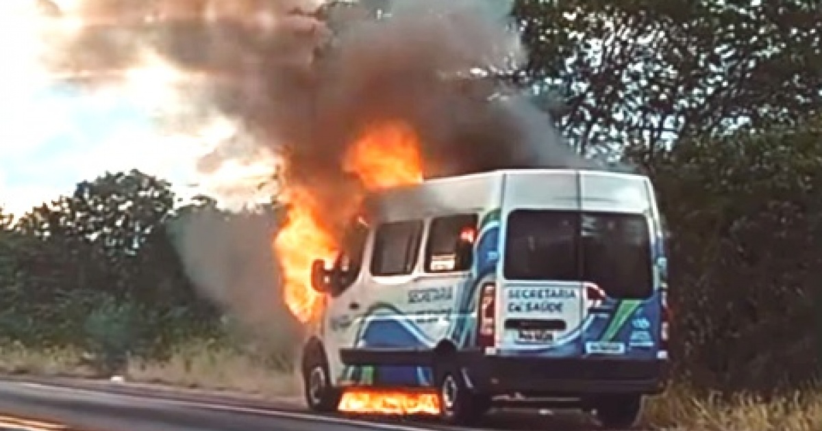Van de prefeitura de Capim Grosso pega fogo na BR-324; ninguém ficou ferido